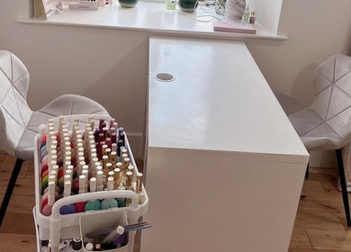 Góc làm móng tại Lashes & nails by lucy, Edinburgh, Scotland, GB. Nhiều màu sơn và không gian hiện đại.