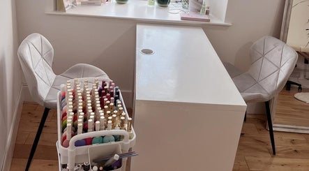Góc làm móng tại Lashes & nails by lucy, Edinburgh, Scotland, GB. Nhiều màu sơn và không gian hiện đại.