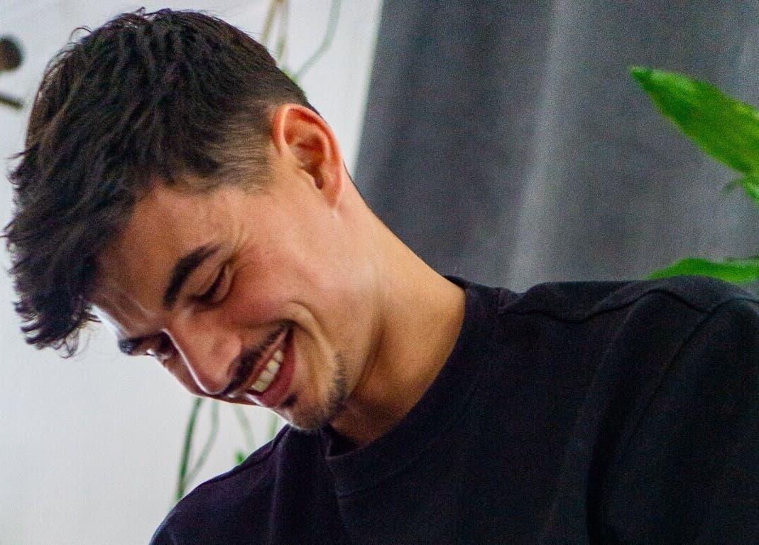 Visage souriant chez Romain Deleau - Massothérapeute à domicile / institut -Rouen, Rouen, Normandie, FR.