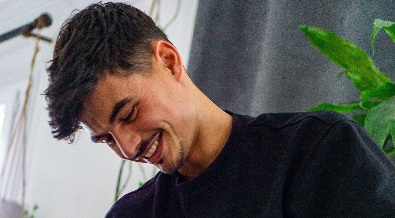 Visage souriant chez Romain Deleau - Massothérapeute à domicile / institut -Rouen, Rouen, Normandie, FR.