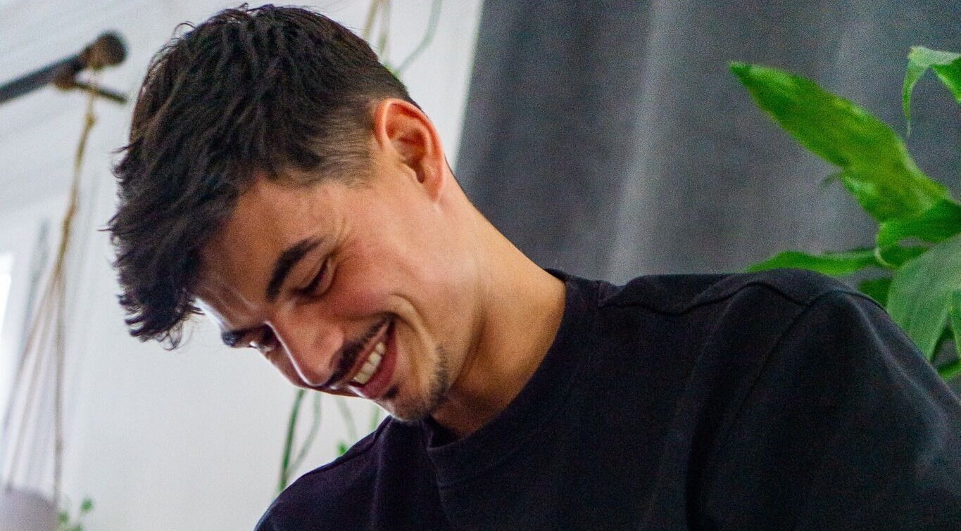 Visage souriant chez Romain Deleau - Massothérapeute à domicile / institut -Rouen, Rouen, Normandie, FR.