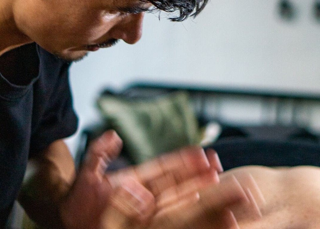 Massage apaisant chez Romain Deleau - Massothérapeute à Rouen, Normandie, FR.