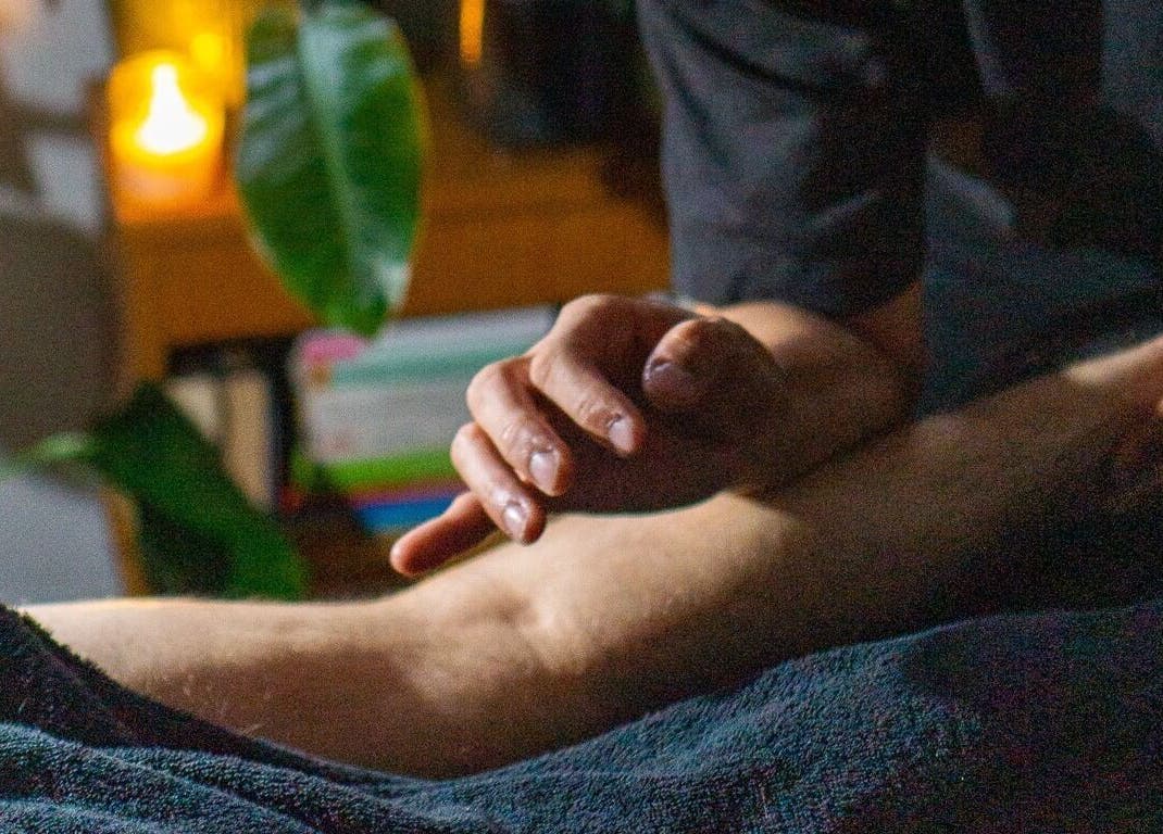 Massage apaisant par Romain Deleau à domicile, Rouen, Normandie, FR, avec ambiance de bougie sereine.