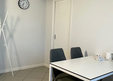 Interno di Dott.Ssa Federica Cesare Psicologa a Ivrea, Piemonte, IT con sedia e tavolo moderni.