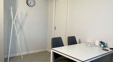 Interno di Dott.Ssa Federica Cesare Psicologa a Ivrea, Piemonte, IT con sedia e tavolo moderni.