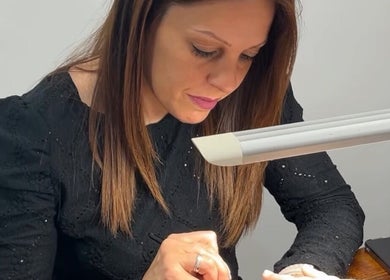 Especialista en uñas trabajando en BeautyNails, Valencia, Comunidad Valenciana, ES, con atención al detalle.