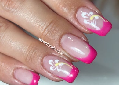 Manicura francesa con diseño floral en BeautyNails, Valencia, Comunidad Valenciana, ES.