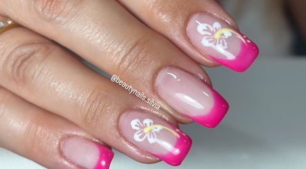 Manicura francesa con diseño floral en BeautyNails, Valencia, Comunidad Valenciana, ES.