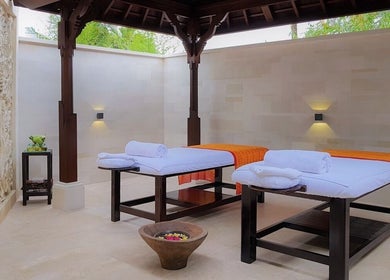 Ontspan in de serene spa van Gens Massage Therapy, Utrecht, Utrecht, NL met comfortabele massagetafels.