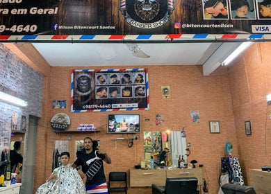 Interior do Favela Barbershop em Frankfurt Am Main, Hessen, DE, destacando serviço de barbearia moderna.