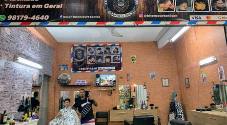 Interior do Favela Barbershop em Frankfurt Am Main, Hessen, DE, destacando serviço de barbearia moderna.