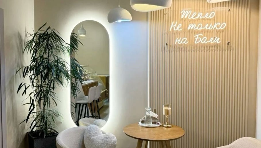 Gemütliche Einrichtung im Lashes by Darya, Wien, Wien, AT, mit moderner Beleuchtung und stilvollen Möbeln.