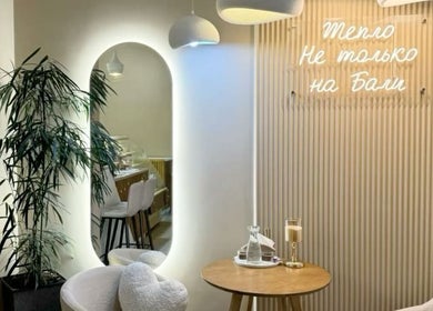 Gemütliche Einrichtung im Lashes by Darya, Wien, Wien, AT, mit moderner Beleuchtung und stilvollen Möbeln.
