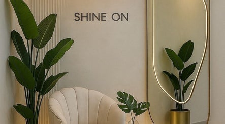 Stilvoller Warteraum bei Lashes by Darya in Wien, Wien, AT mit Pflanzen und Spiegel.
