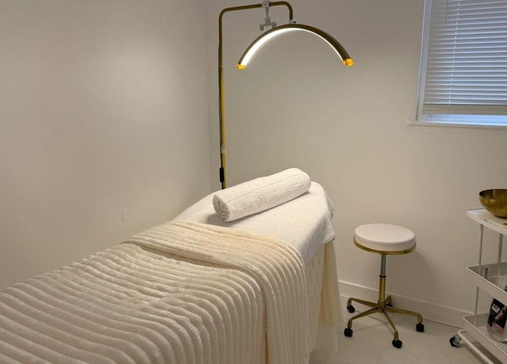 Serene treatment room at Blinx, London, England, GB with a cozy bed, soothing lighting, and elegant decor.