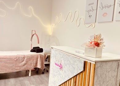 Sweetie Lash's elegant treatment room in Moorebank, New South Wales, AU showcases a chic ambiance.