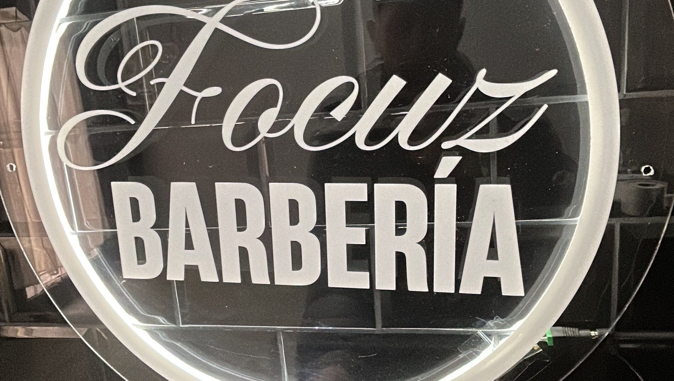 Logo iluminado de Focuz barbería, ubicado en Caseros, Provincia De Buenos Aires, AR.