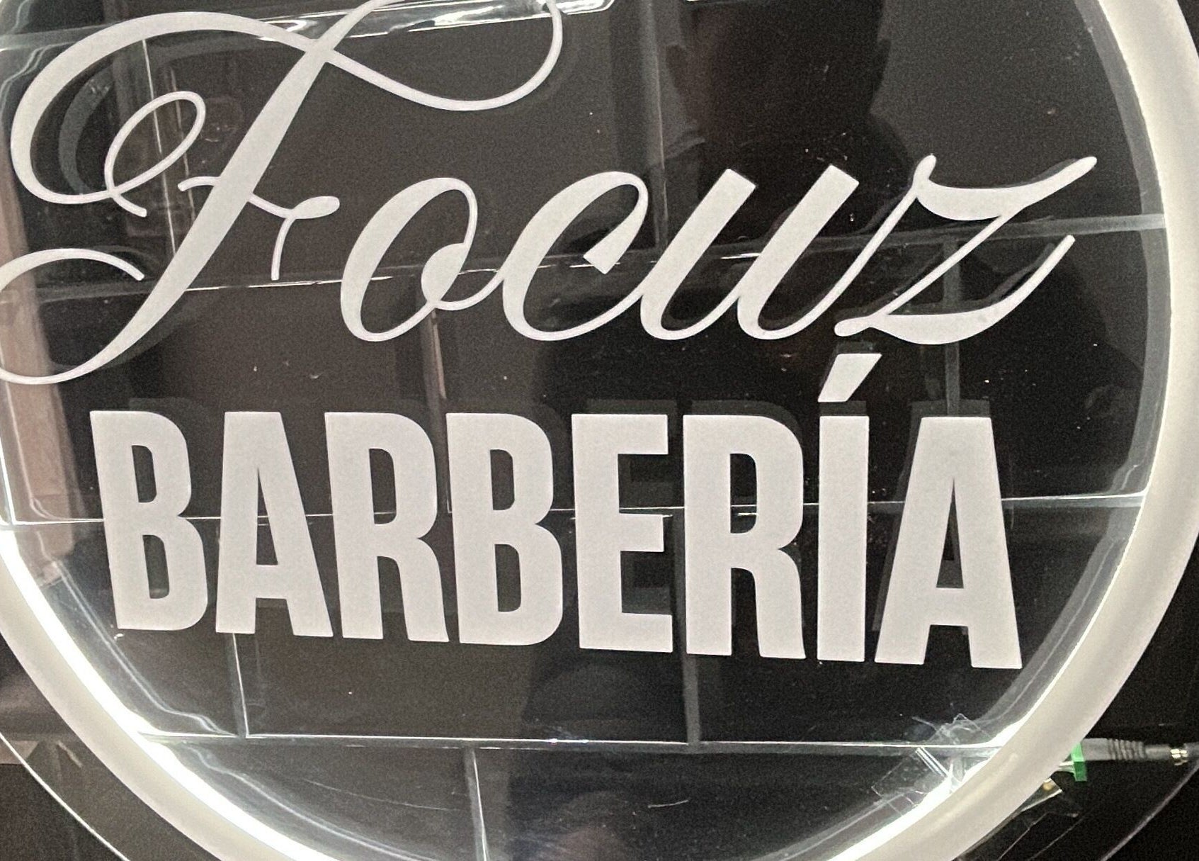 Logo iluminado de Focuz barbería, ubicado en Caseros, Provincia De Buenos Aires, AR.
