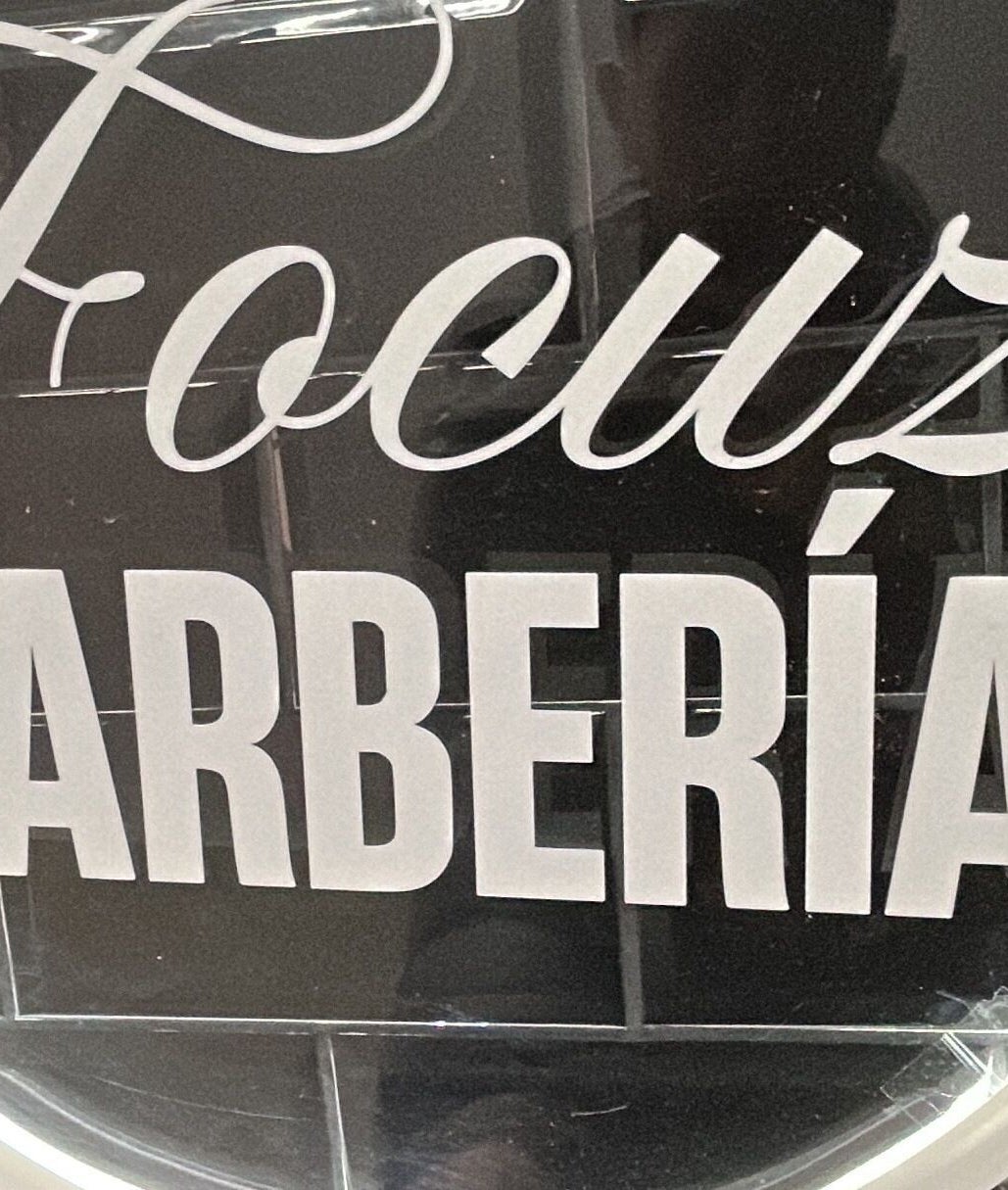 Logo iluminado de Focuz barbería, ubicado en Caseros, Provincia De Buenos Aires, AR.