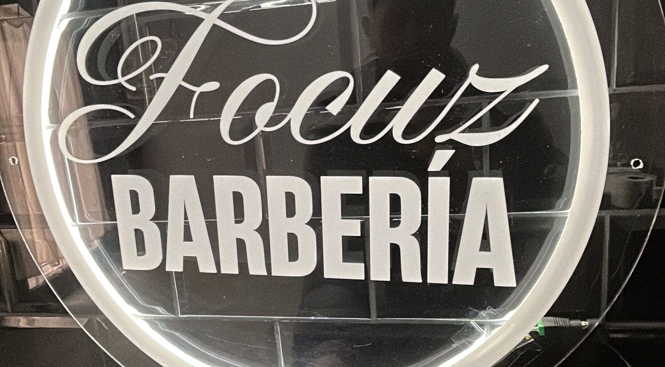 Logo iluminado de Focuz barbería, ubicado en Caseros, Provincia De Buenos Aires, AR.