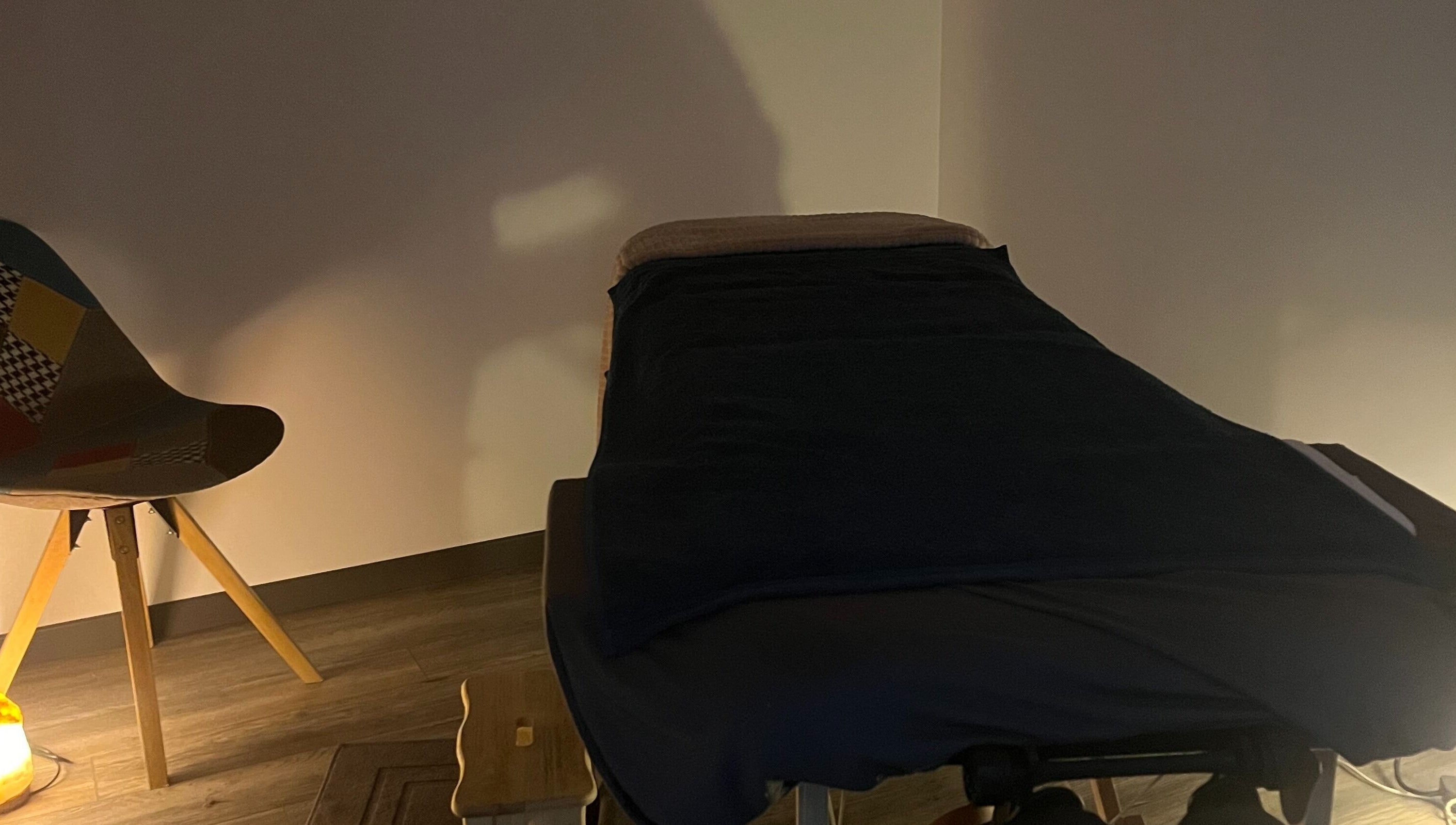 Cabine de massage apaisante chez Soins & Bien-Être, Les Esseintes, Nouvelle-Aquitaine, FR.
