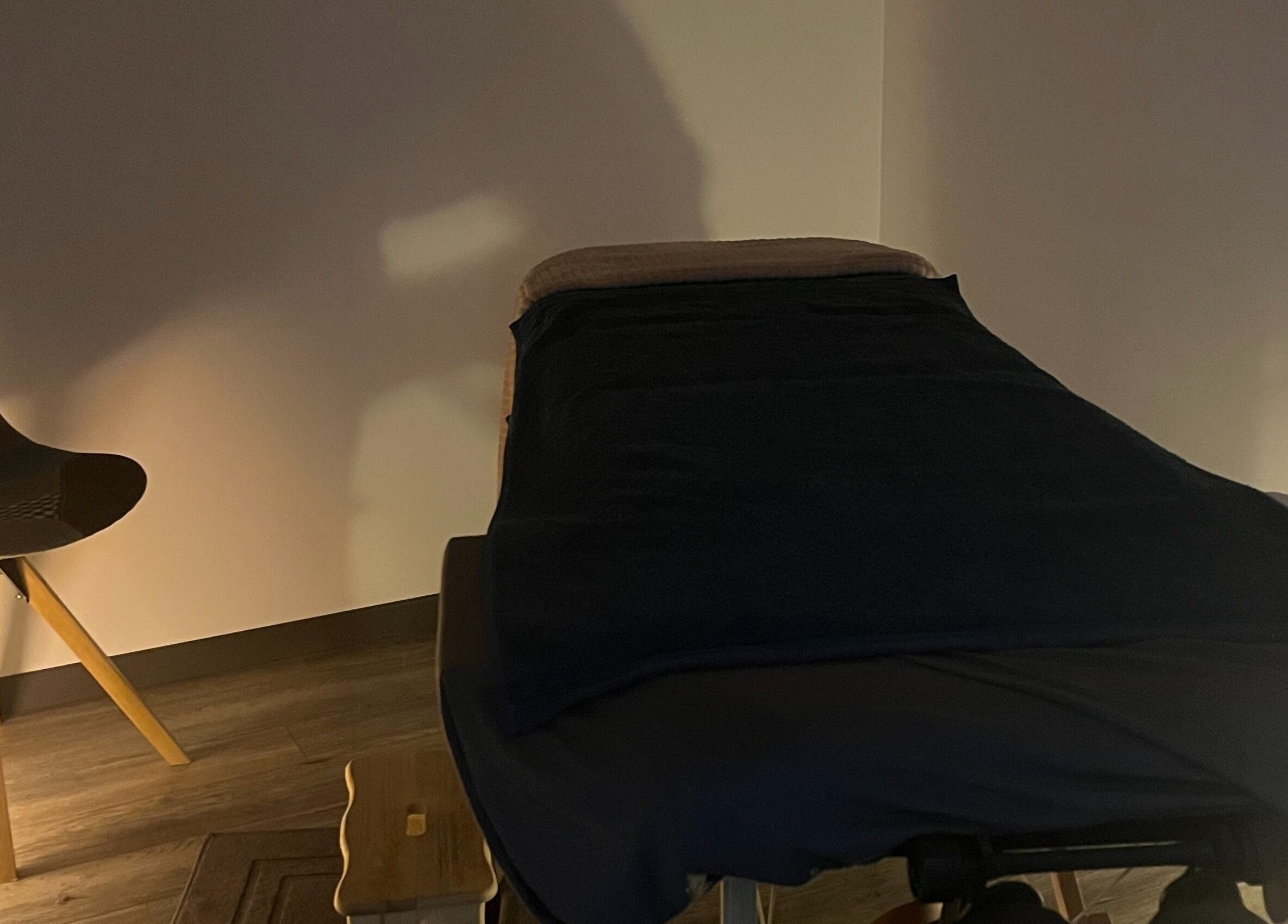 Cabine de massage apaisante chez Soins & Bien-Être, Les Esseintes, Nouvelle-Aquitaine, FR.