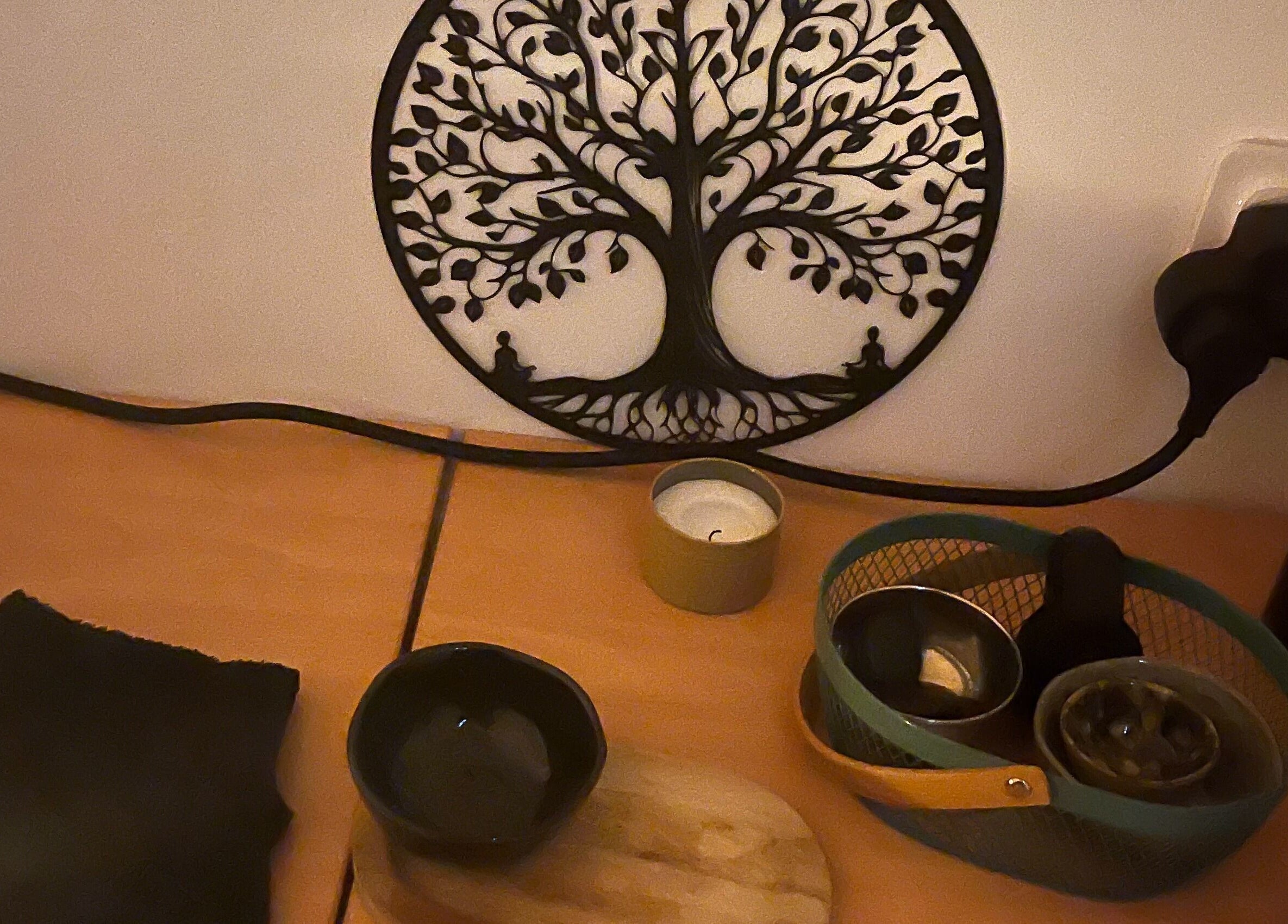 Décor zen à Soins & Bien-Être, Les Esseintes, Nouvelle-Aquitaine, FR, mettant en avant un arbre de vie.