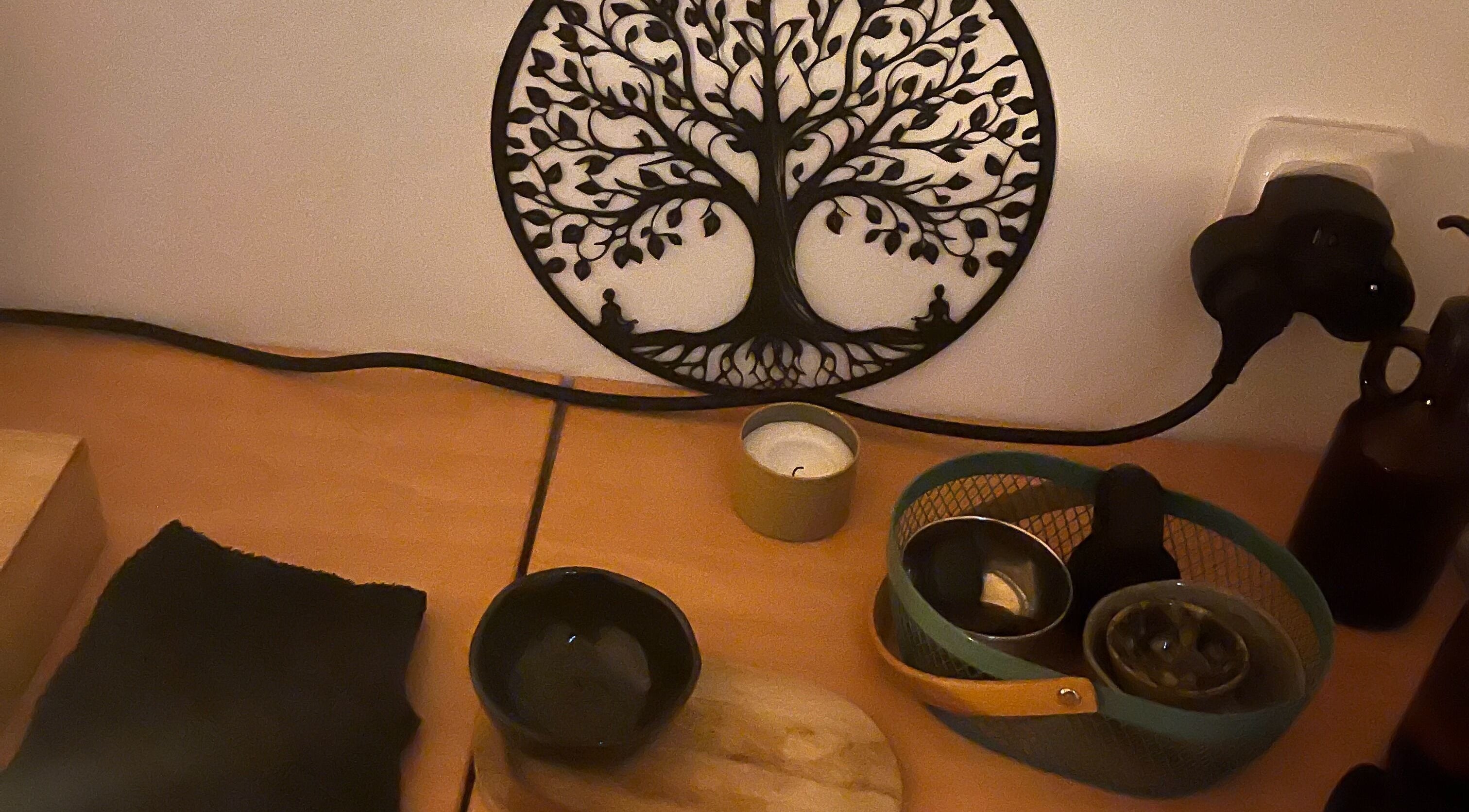 Décor zen à Soins & Bien-Être, Les Esseintes, Nouvelle-Aquitaine, FR, mettant en avant un arbre de vie.