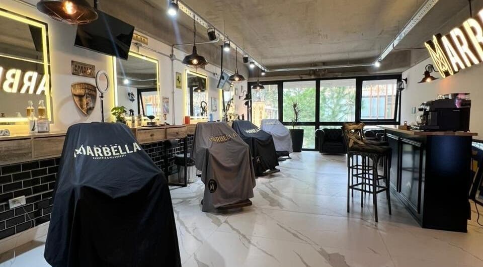 Interior moderno de MARBELLA THAYS en Villa Udaondo, Provincia De Buenos Aires, AR, con estaciones de belleza.