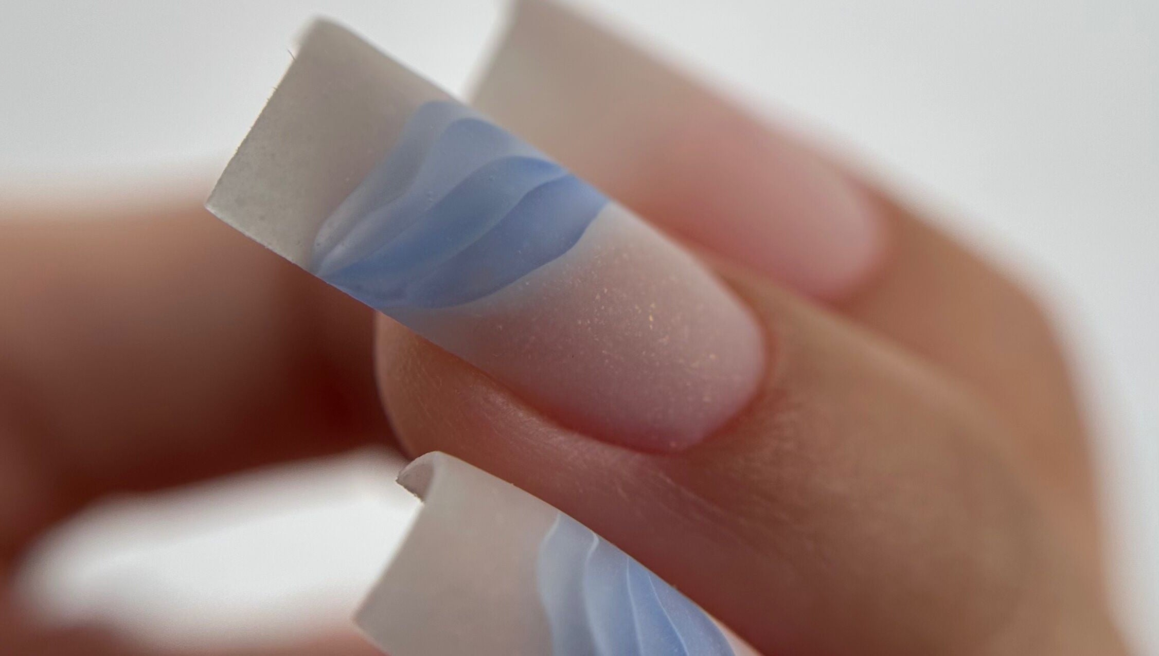 Unghii elegante cu model albastru la Coky Beauty Salon, Enghien-les-bains, Île-de-france, FR.