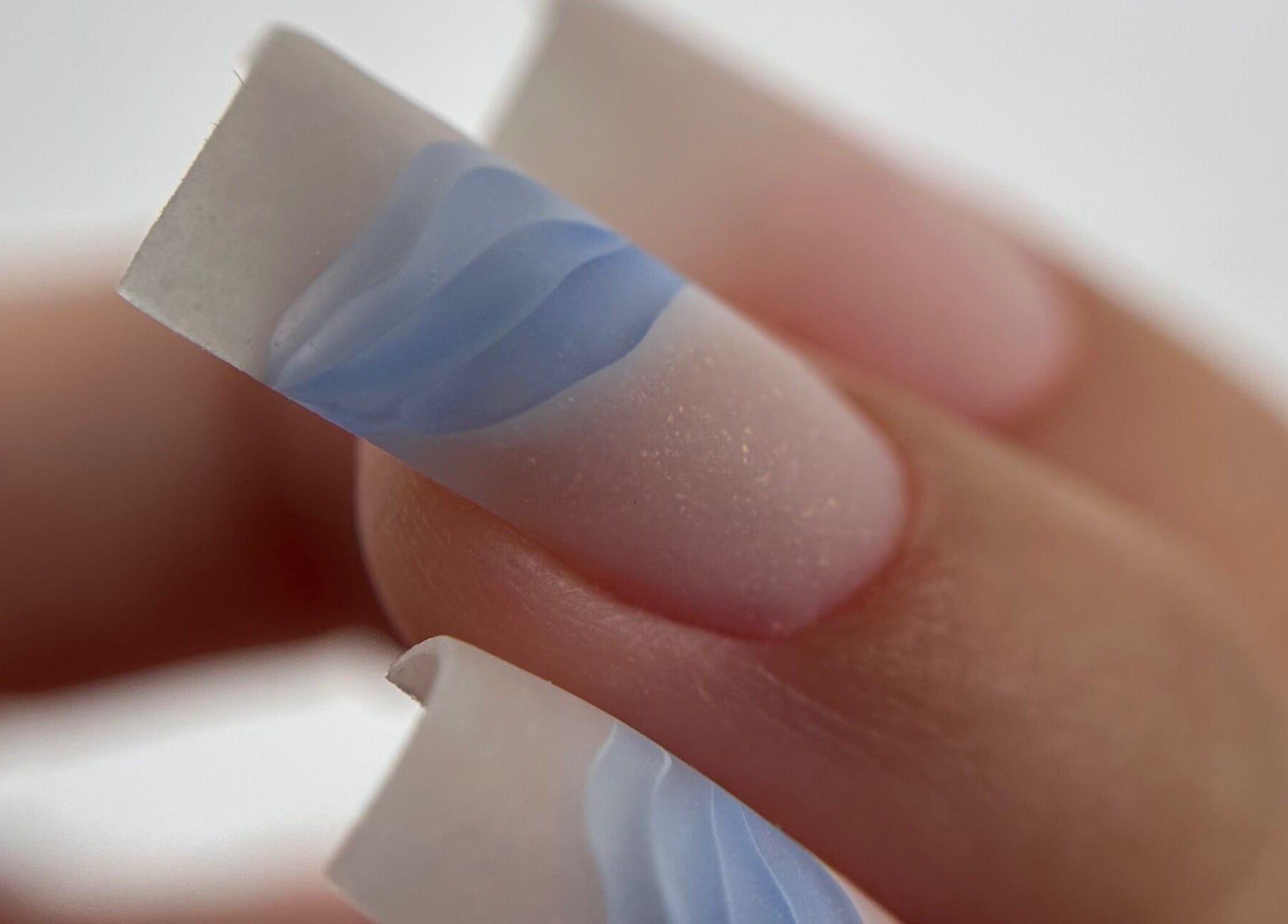 Unghii elegante cu model albastru la Coky Beauty Salon, Enghien-les-bains, Île-de-france, FR.