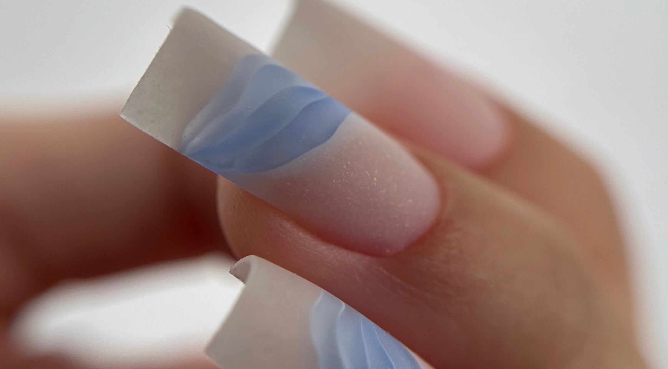 Unghii elegante cu model albastru la Coky Beauty Salon, Enghien-les-bains, Île-de-france, FR.