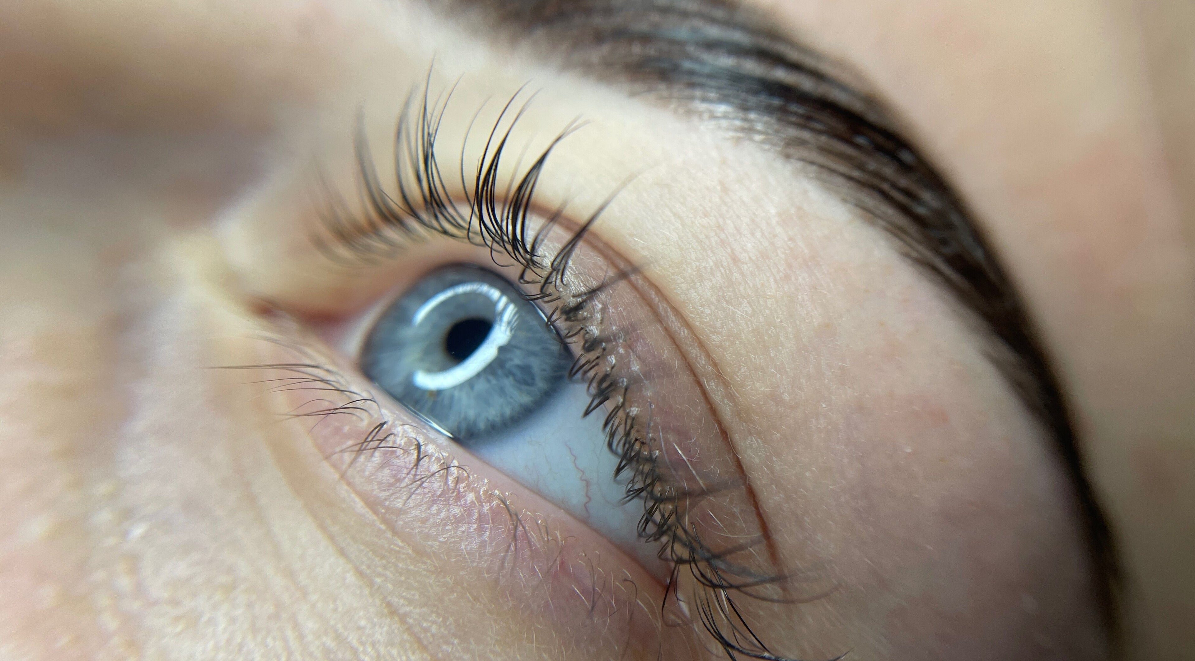 Ochi albastru detaliat la Coky Beauty Salon, Enghien-les-bains, Île-de-france, FR.