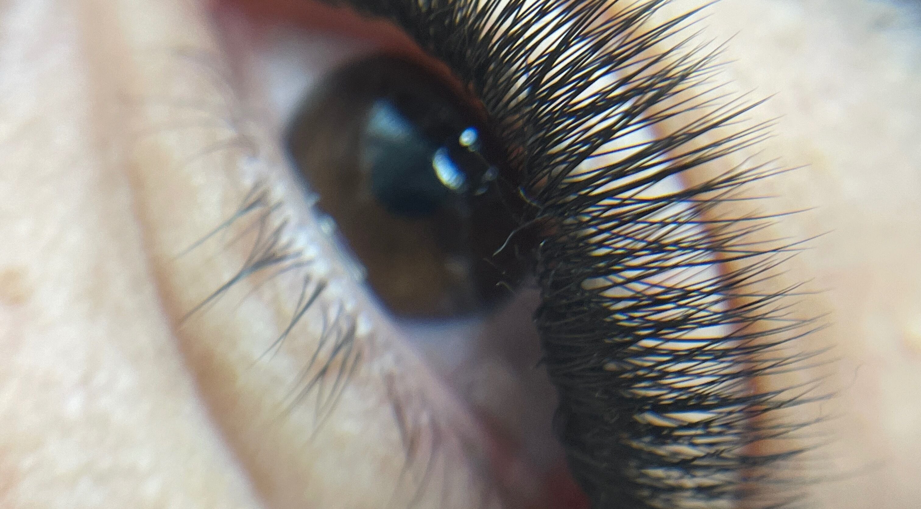 Gene frumoase la Coky Beauty Salon, Enghien-les-bains, Île-de-france, FR pentru un look sofisticat.