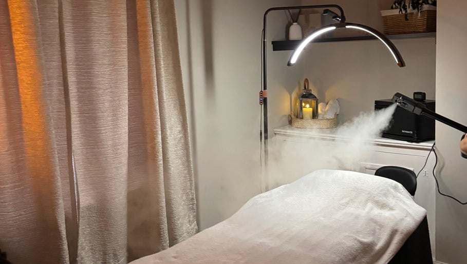 Relaxing treatment room at Sirinthra Beauty & massage in Blackburn, England, GB with cozy lighting and steam.