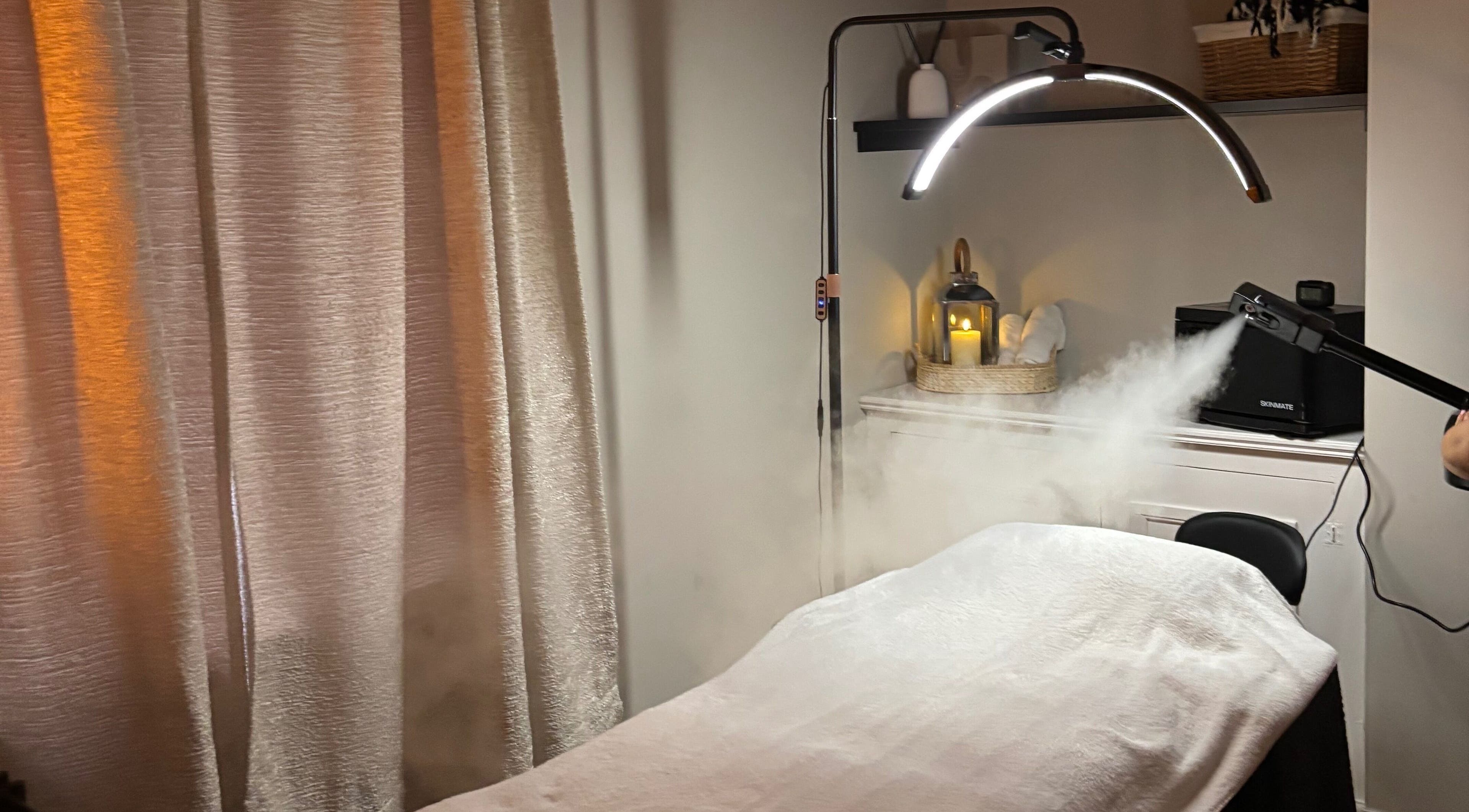 Relaxing treatment room at Sirinthra Beauty & massage in Blackburn, England, GB with cozy lighting and steam.