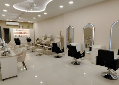 Interior luminoso de Dream Nails Spa en Caminito´s, Provincia De Panamá, PA con sillas modernas y espejos.