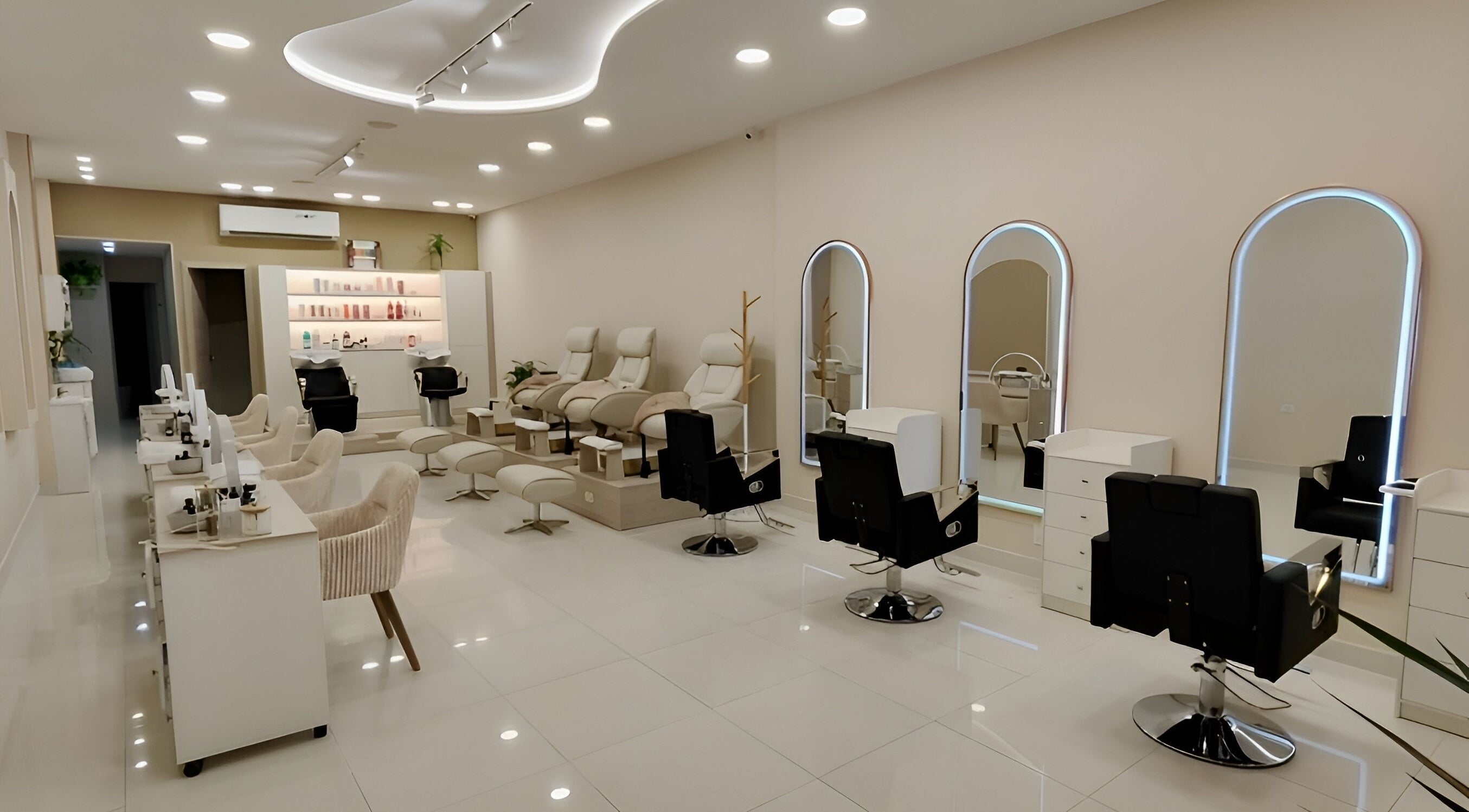 Interior luminoso de Dream Nails Spa en Caminito´s, Provincia De Panamá, PA con sillas modernas y espejos.