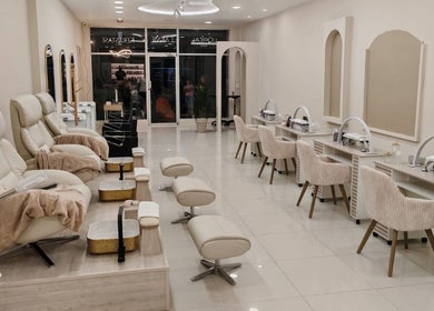 Interior elegante de Dream Nails Spa en Caminito's, Provincia De Panamá, PA, con sillas de pedicura y mesas de manicura.