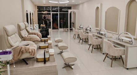 Interior elegante de Dream Nails Spa en Caminito's, Provincia De Panamá, PA, con sillas de pedicura y mesas de manicura.