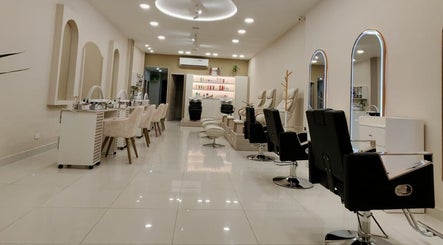 Interior elegante de Dream Nails Spa en Caminito's, Provincia De Panamá, PA, con sillas modernas.