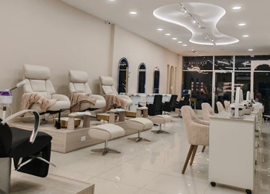 Interior moderno de Dream Nails Spa en Caminito's, Provincia De Panamá, PA, con cómodas sillas y decoración elegante.