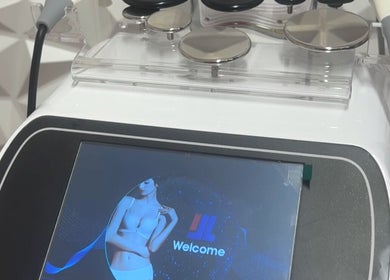 Pantalla de bienvenida en máquina estética en GIO SPA LLC, Glen Ellyn, Illinois, US.
