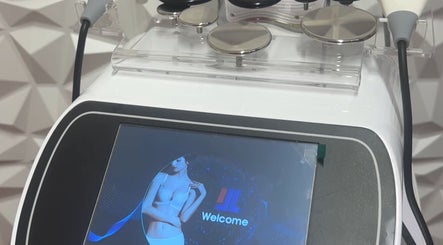 Pantalla de bienvenida en máquina estética en GIO SPA LLC, Glen Ellyn, Illinois, US.