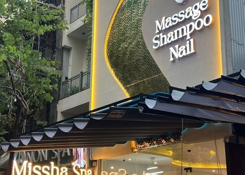 Mặt tiền Missha Spa nổi bật với đèn sáng, Đà Nẵng, Đà Nẵng, VN.