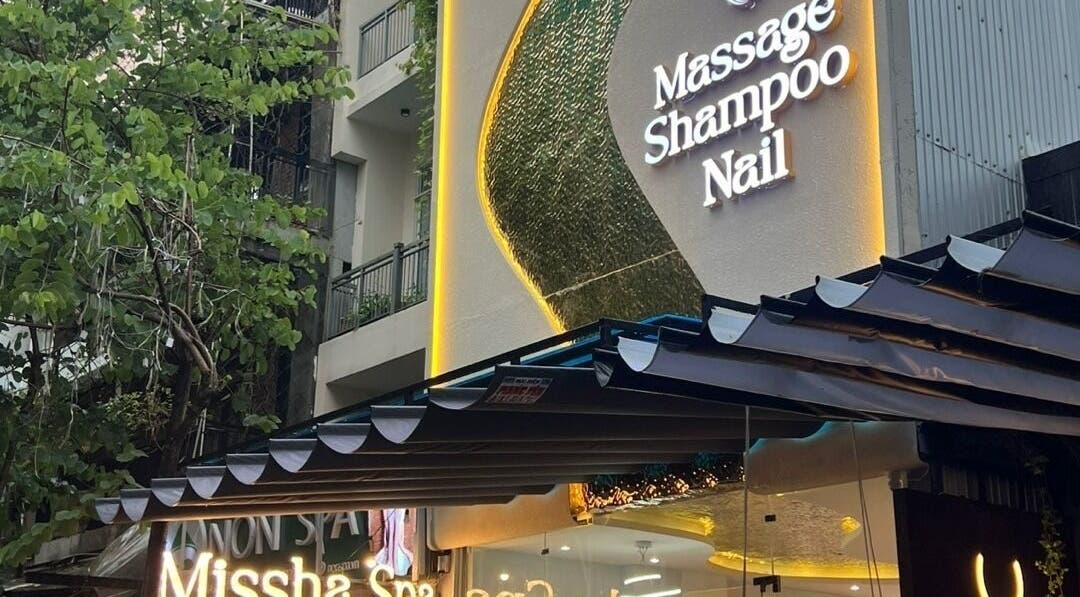 Mặt tiền Missha Spa nổi bật với đèn sáng, Đà Nẵng, Đà Nẵng, VN.