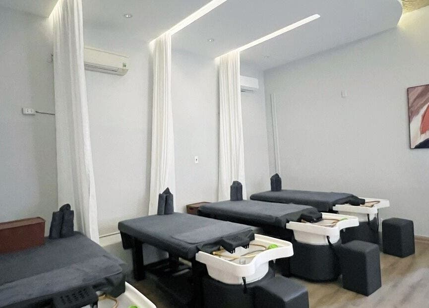 Phòng spa hiện đại tại Missha Spa, Đà Nẵng, Đà Nẵng, VN với giường trị liệu và ánh sáng dịu nhẹ.