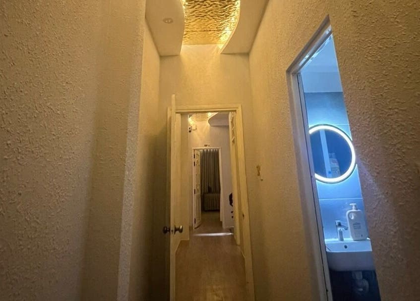 Lối đi chiếu sáng tại Missha Spa, Đà Nẵng, Đà Nẵng, VN, nổi bật với ánh sáng hiện đại và thiết kế tinh tế.