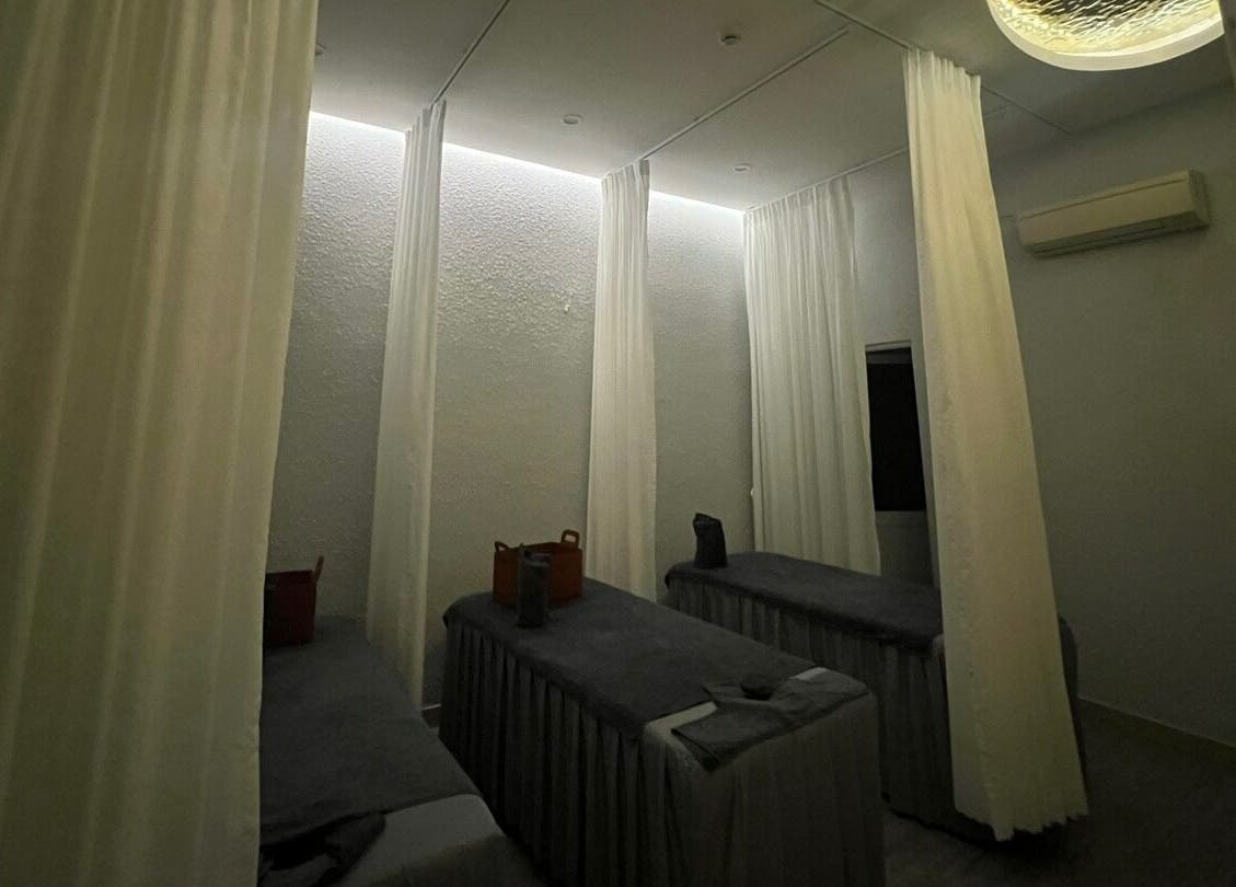 Phòng spa thoải mái tại Missha Spa, Đà Nẵng, Đà Nẵng, VN với giường massage và rèm trắng nhẹ nhàng.
