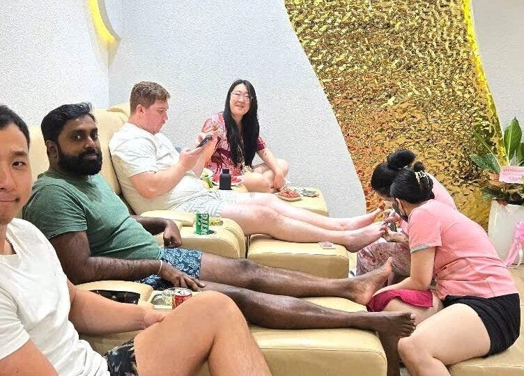 Khách hàng thư giãn tại Missha Spa, Đà Nẵng, VN trong không gian sang trọng với dịch vụ chăm sóc chân.